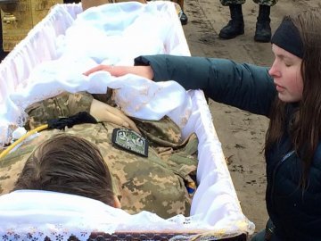 На колінах і зі сльозами: у Шацьку попрощалися з Героєм