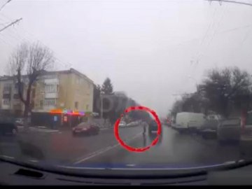 На Волині попри негоду на дорогах пішоходи продовжують порушувати ПДР. ВІДЕО