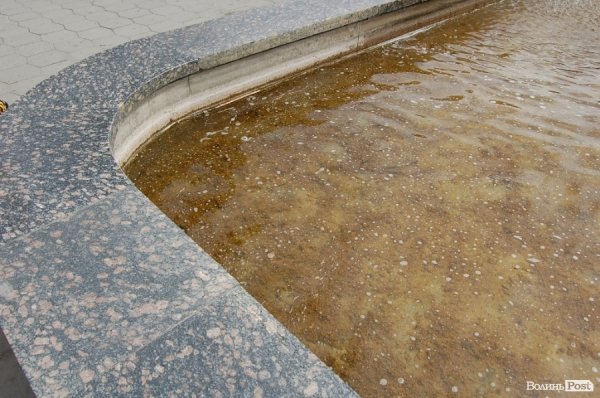 У «Луцькводоканалі» кажуть, що чистять фонтани, «на скільки це реально». ФОТО