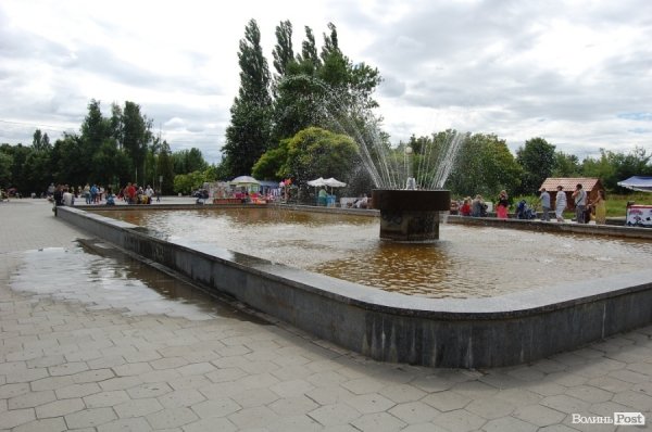 Фонтан поблизу головної алеї у центральному парку Луцька 