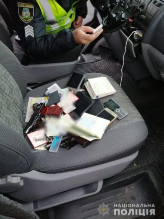 На трасі Київ-Харків виявили автомобіль, в якому був заручник. ФОТО