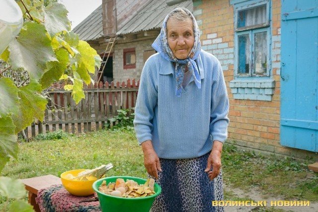 Салати «Шуба», «Олів’є» і кров’янка: господиня розповіла про «фішки» з меню волинського весілля 