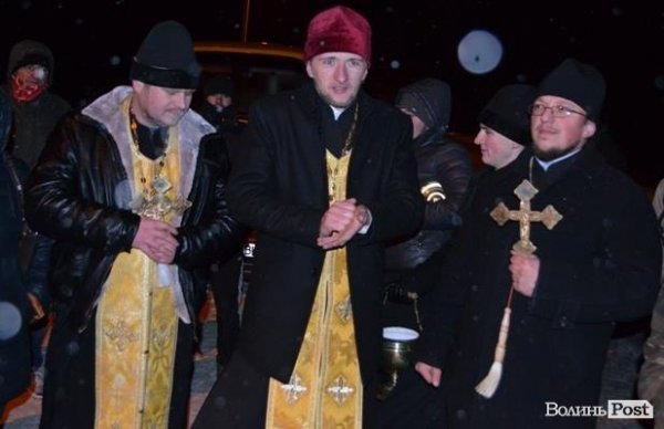 «Епопея» з луцькими ВВшниками: навколо автобусів виріс табір Автомайдану. ФОТО