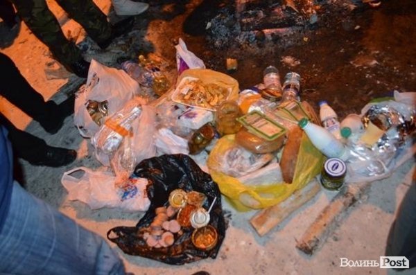 «Епопея» з луцькими ВВшниками: навколо автобусів виріс табір Автомайдану. ФОТО