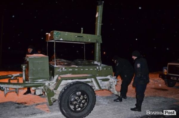 «Епопея» з луцькими ВВшниками: навколо автобусів виріс табір Автомайдану. ФОТО