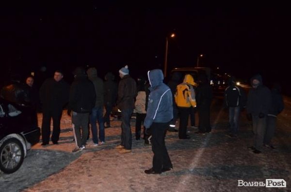 «Епопея» з луцькими ВВшниками: навколо автобусів виріс табір Автомайдану. ФОТО