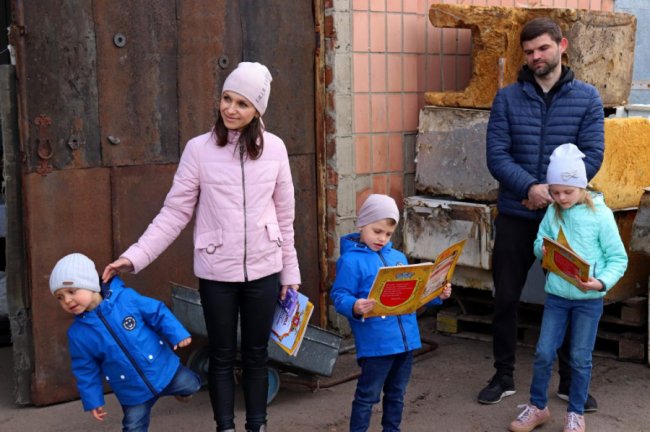 У місті на Волині роздавали подарунки наймолодшим мешканцям, що сортують сміття