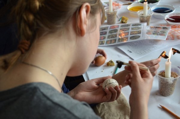 Як у Луцьку вчилися малювати волинські писанки. ФОТО