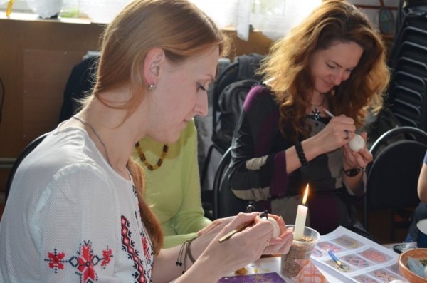 Як у Луцьку вчилися малювати волинські писанки. ФОТО