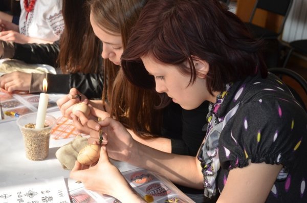 Як у Луцьку вчилися малювати волинські писанки. ФОТО