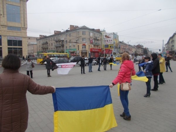 «Ланцюг єднання» у Луцьку. ФОТО