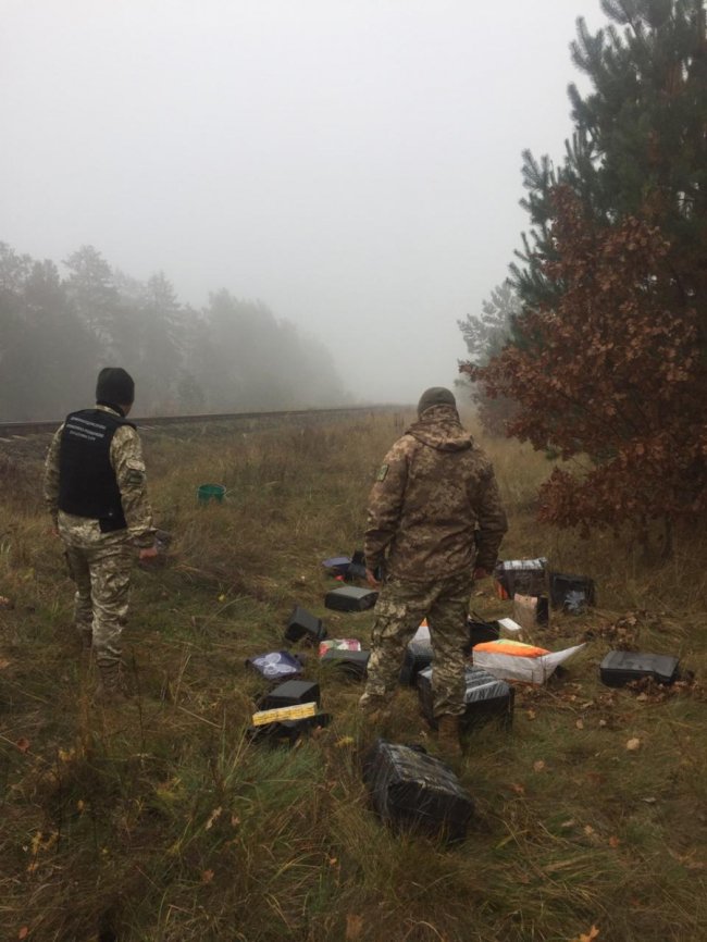 На Волині прикордонники знайшли сигарети, які контрабандисти перевозили потягом