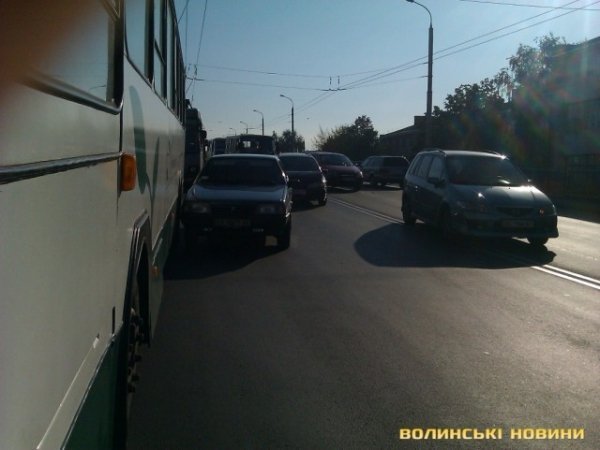 Аварія в Луцьку: авто стояли в заторі. ФОТО