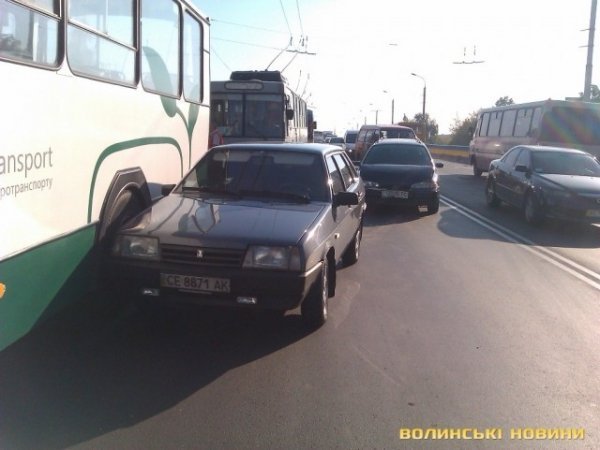Аварія в Луцьку: авто стояли в заторі. ФОТО