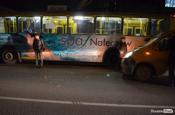 Аварія у Луцьку: в маршрутки відлетіло колесо. ФОТО