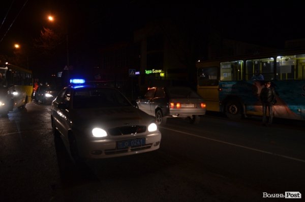 Аварія у Луцьку: в маршрутки відлетіло колесо. ФОТО