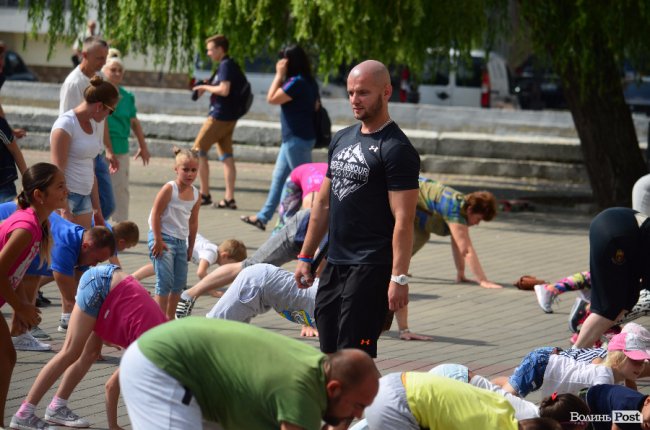 У Луцьку річницю «Ранкової руханки» відзначили тортом