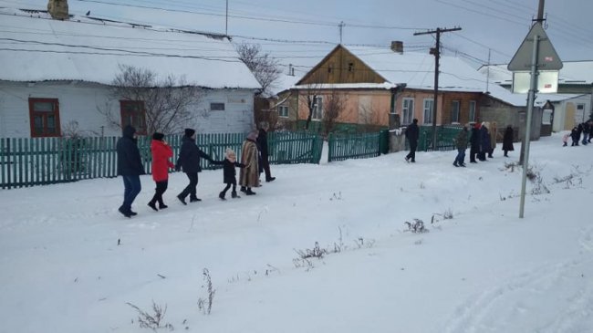 У селі під Луцьком створили ланцюг єднання: громада церкви УПЦ МП не прийшла. ФОТО