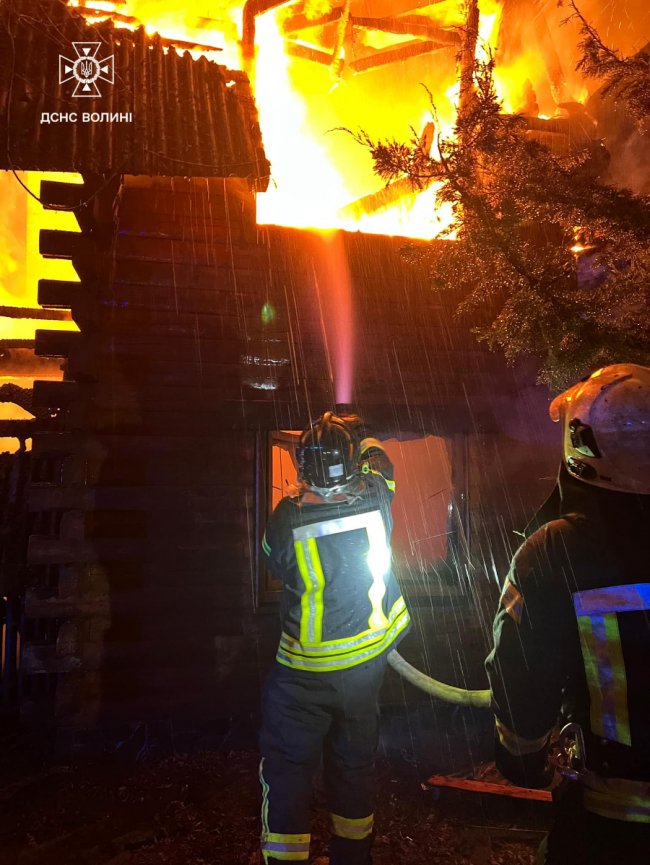 Поблизу Луцька горіло колишнє кафе: пожежу гасили майже 30 рятувальників. ВІДЕО