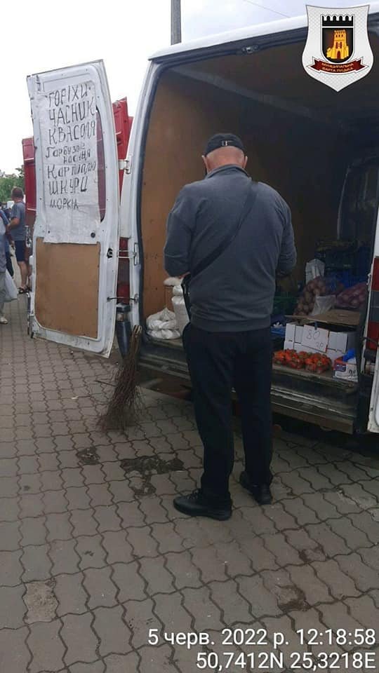 Незаконна торгівля з автомобілів у Луцьку: продавців штрафуватимуть, товар віддадуть на потреби ЗСУ