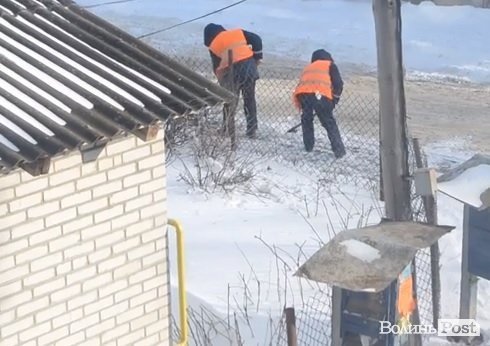 Чисті тротуари по-луцьки: комунальники накидали снігу на подвір’я лучанам. ВІДЕО