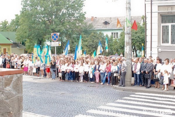 Біля Луцькради підняли Державний Прапор. ФОТО