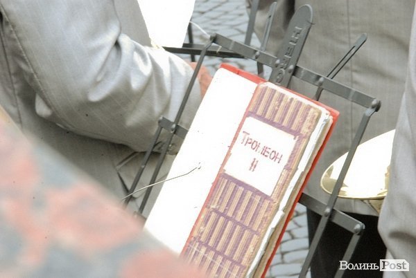 Біля Луцькради підняли Державний Прапор. ФОТО