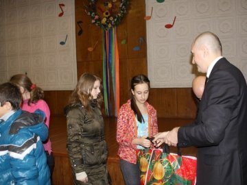 Луцькі депутати подарували школярам солодощі. ФОТО