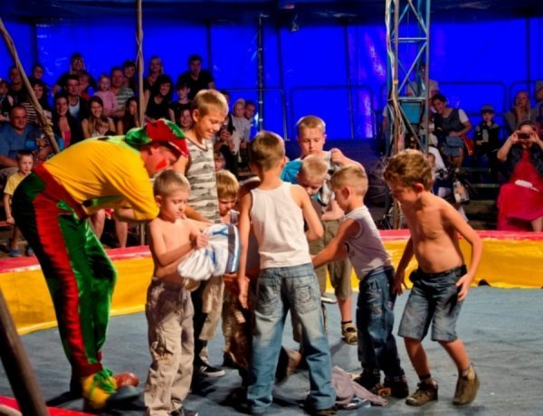 Маленьких обездолених лучан розважали у цирку. ФОТО