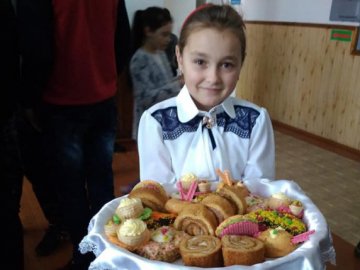 Волинські школярі продавали солодощі заради благодійності