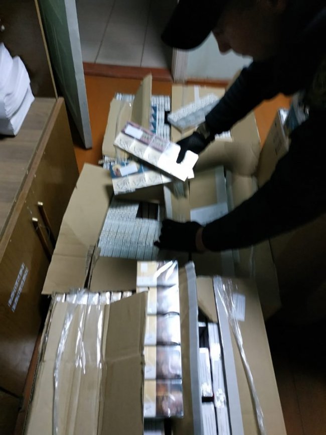 Волинські прикордонники затримали чоловіка, який у спальнику вантажівки перевозив сигарети. ФОТО