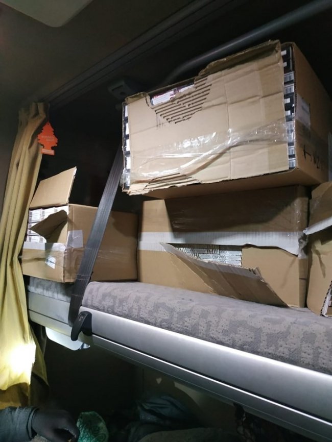 Волинські прикордонники затримали чоловіка, який у спальнику вантажівки перевозив сигарети. ФОТО