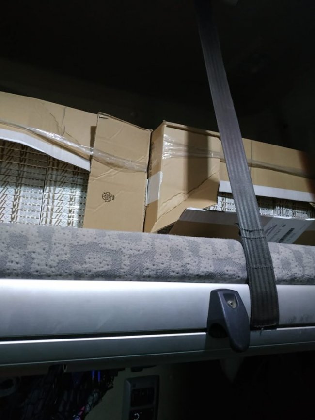 Волинські прикордонники затримали чоловіка, який у спальнику вантажівки перевозив сигарети. ФОТО