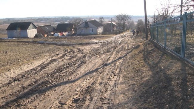 Дорога у волинському селі перетворюється у болото: коли чекати ремонту. ВІДЕО