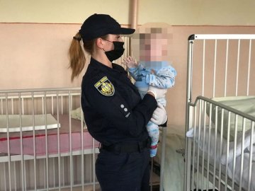 19-річна п'яна матір лежала біля дитячого візка: на Львівщині врятували немовля 