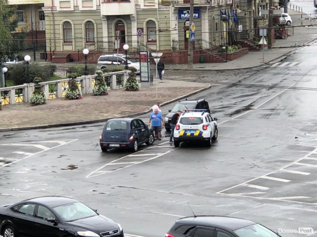 На площі Возз'єднання у Луцьку – аварія. ФОТО