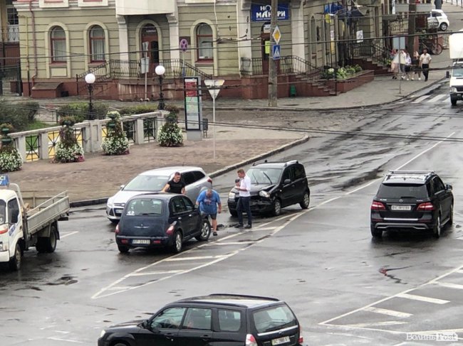 На площі Возз'єднання у Луцьку – аварія. ФОТО