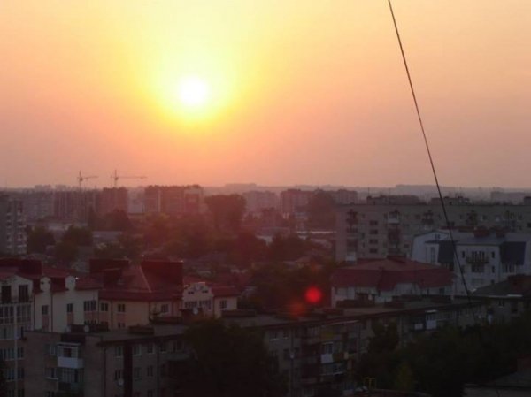 Луцьк прокидається. І першим завше встає сонце. Мені щастить бути тією, до кого воно дістається першим. Фото зроблене у серпні 2012 року з луцької 14-поверхівки. Автор Марія Доманська