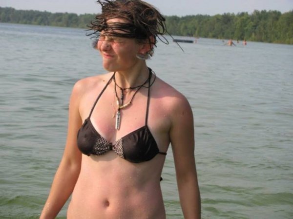 Вода - мокра  Фото зроблене у серпні 2011 року на оз. пісочне Шацького району.  Автор Ольга Доманська. 