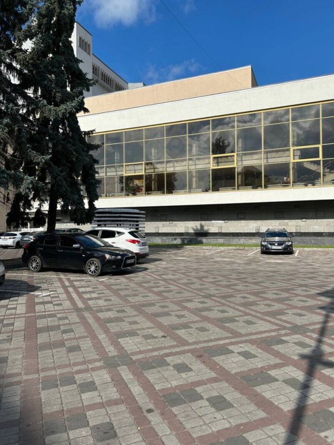 У центрі Луцька запрацювала платна парковка. ФОТО