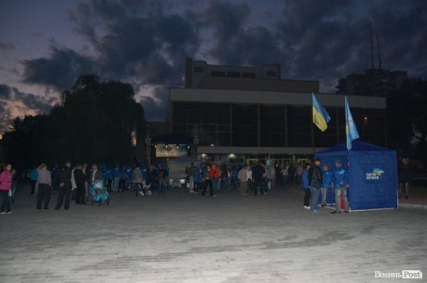 Пам’ять Хурсенка вшановували з агітацією Партії регіонів. ФОТО