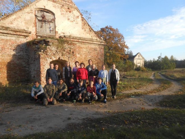 Древній маєток на Волині розчистили від чагарників. ФОТО