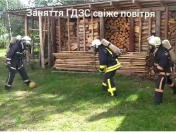 Волинські рятувальники тренуються із зав'язаними очима та грають у футбол в повному бойовому спорядженні