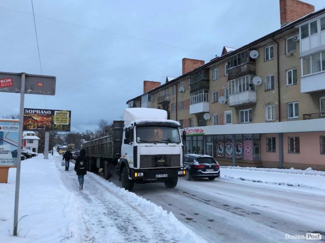 На луцькій вулиці – величезна «тягучка». ФОТО