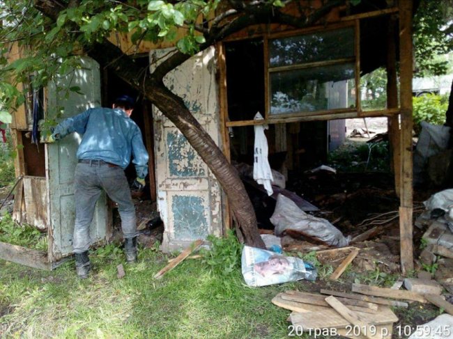 Луцькі муніципали знесли сараї на одній із вулиць