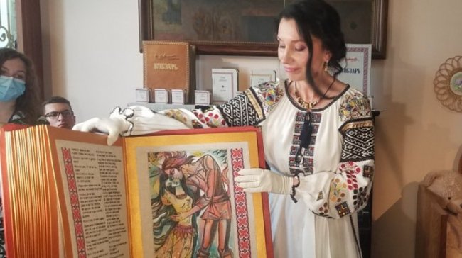 Однією голкою вишила понад пів мільйона літер і знаків: рівнянка увійшла до Книги рекордів України