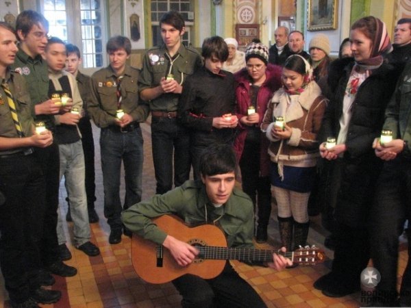 Пластуни передали волинянам Віфлеємський вогонь миру. ФОТО