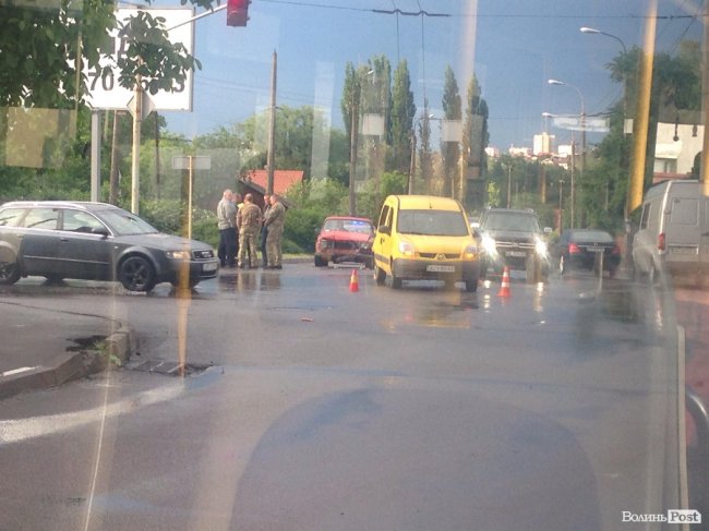 У Луцьку - аварія поблизу перехрестя. ФОТО