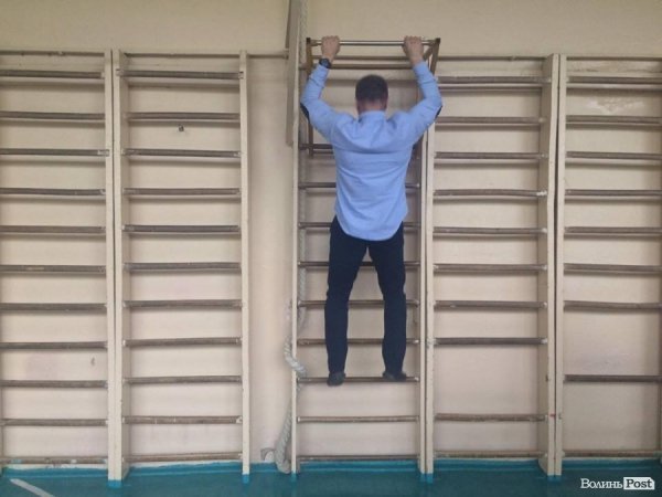 Андрій Авраменко пригадує як підтягувався в шкільні роки