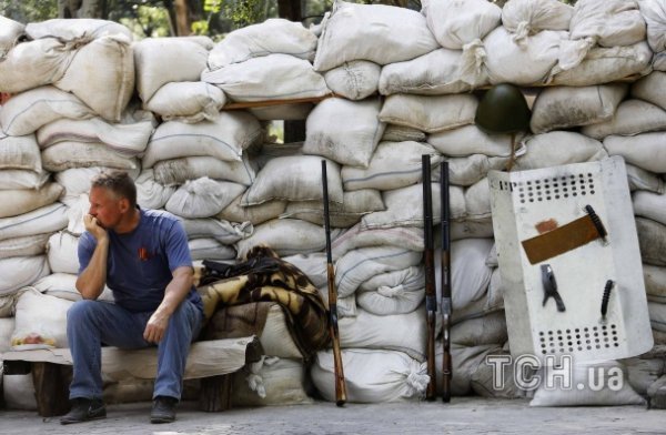 У Донецьку біля аеропорту бойовики звели барикаду на дорозі. ФОТО
